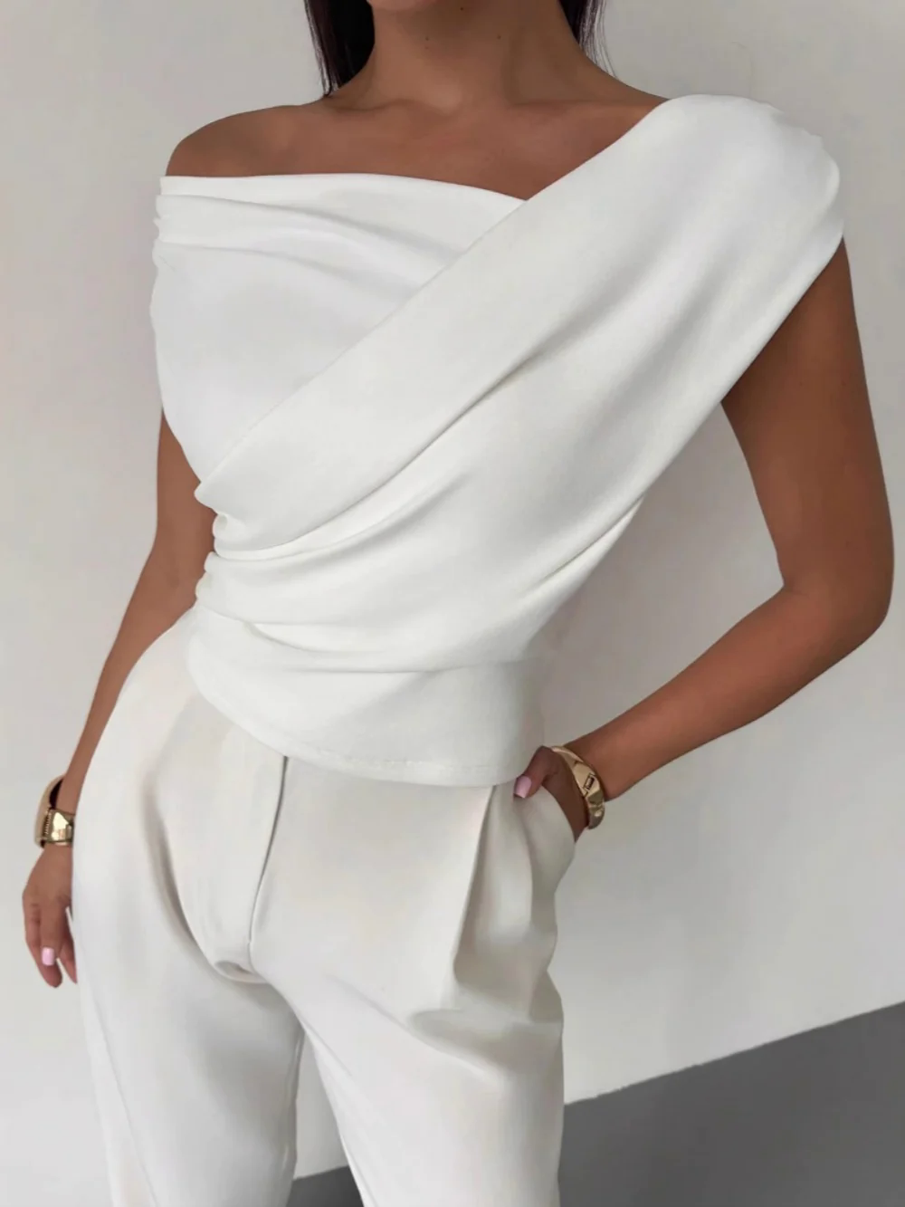 Off-shoulder fitted sleeveless crop top